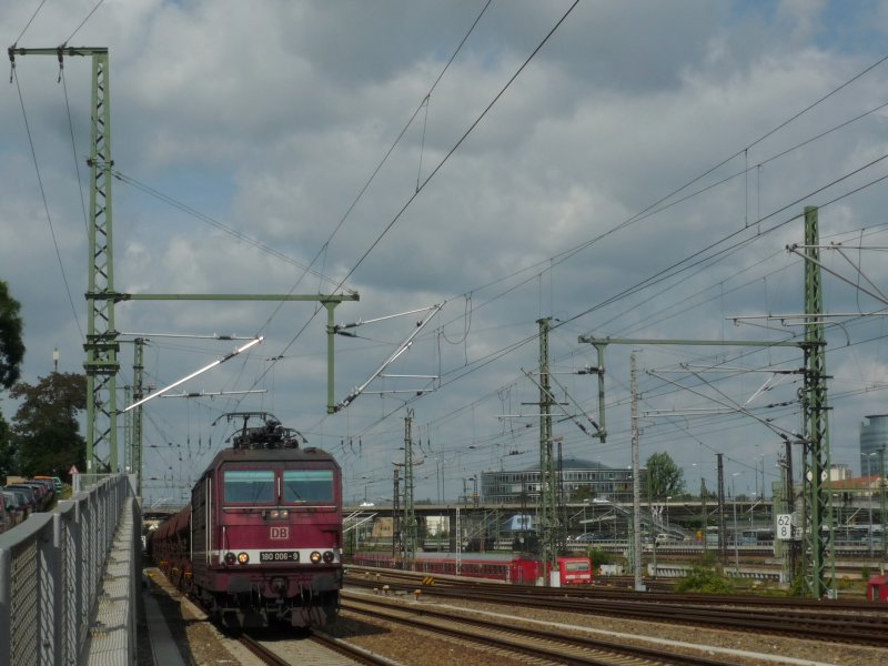180 006-9 zieht einen Gterzug in Richtung Bad Schandau durch Dresden Hbf. 18.08.09