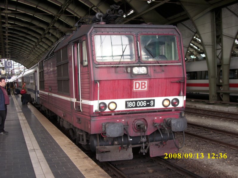 180 006 am 13.09.2008 mit dem  EC 45 Berlin-Warschau-Express in Berlin Ostbahnhof.