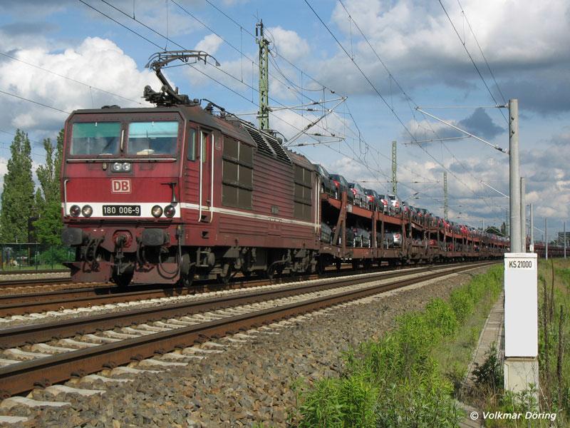 180 006 bringt mit einem Ganzzug fabrikneue Skoda aus Tschechien - 1.6.2006
