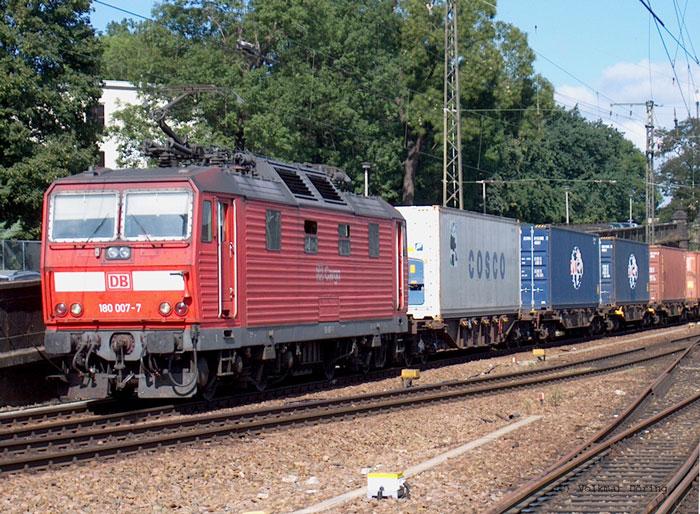 180 007 mit einen Containerzug bei Dresden-Bhf. (15.08.03)

