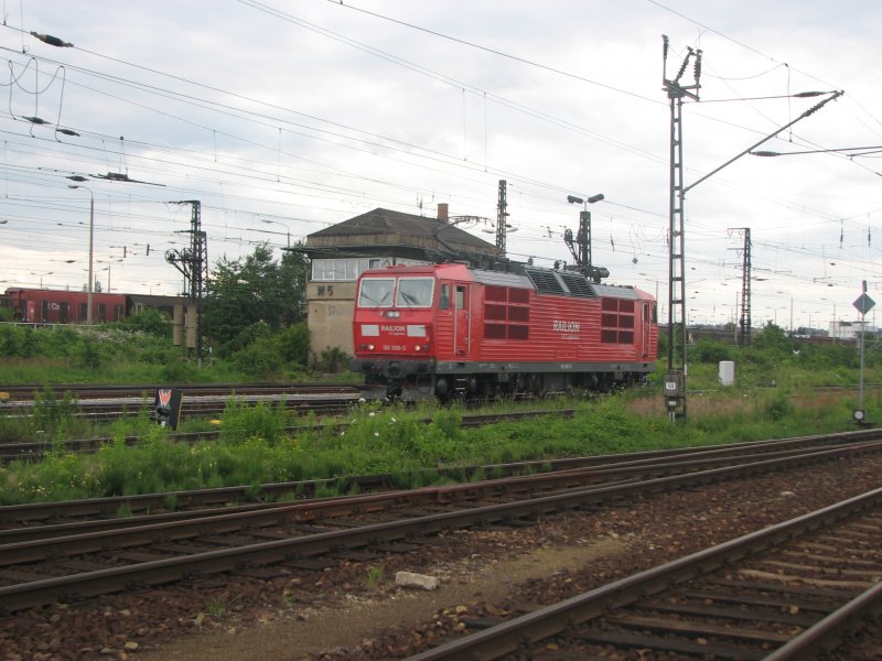 180 008-5 beim umsetzen auf ein anderes Glei in Dresden-Friedrichstadt.27.07.07.