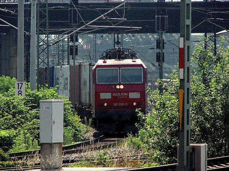 180 008-5 durchfhrt mit ihrem Gterzug das Grn vom Dresdner-HBF.09.06.07.