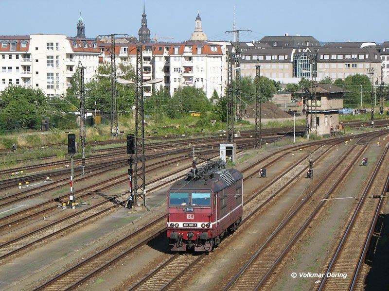 180 009 (noch in Farbgebung Deutsche Reichsbahn) auf Rangierfahrt in Dresden-Friedrichstadt - 18.09.2006
