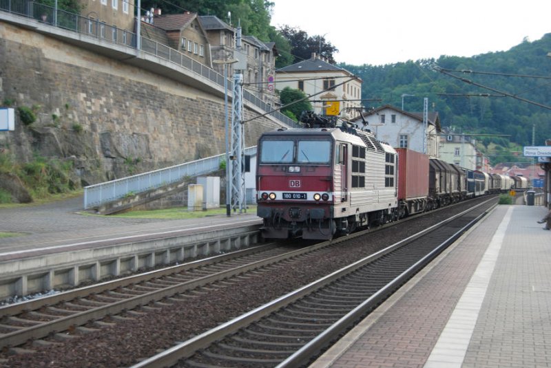180 010 fhrt am 10.08. 2008 mit einem Gterzug durch den Bahnhof Knigstein