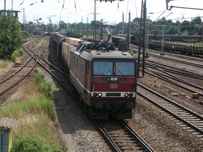 180 011-9 immer noch im schnen altrot der Deutschen Reichsbahn unterwegs in Richtung Leipzig am 17.07.09 