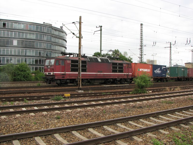 180 011-9 mit Containerzug ist zum Gterbahnhof Dresden-Friedrichstadt unterwegs.03.07.07