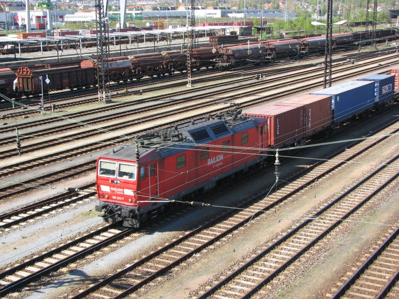180 012-7 mit einem Containerzug auf der Durchfahrt im Gterbahnhof Dresden-Friedrichstadt15.04.07