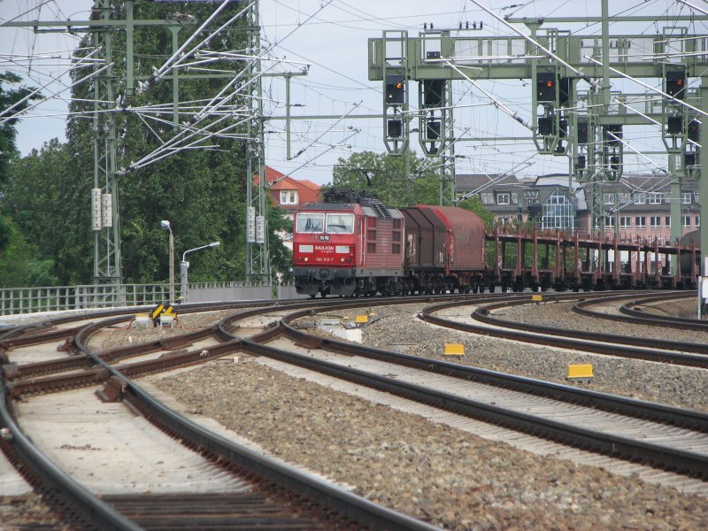 180 012-7 ist mit einem gemischten G�terzug Richtung Tschechien unterwegs.07.07.07.