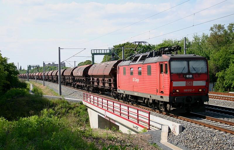 180 012-7 zieht am 19.05.05 ihren leeren Schotterganzzug durch Dresden-Doberitz.