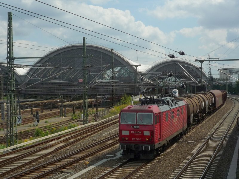 180 013-5 hat soeben mit ihrem Gterzug Dresden Hbf in Richtung Westen durchfahren. 
