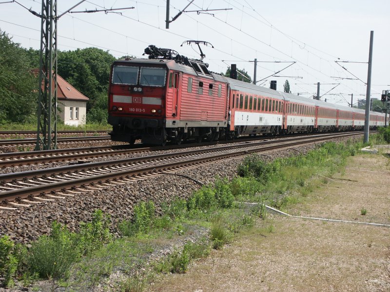 180 013-5 mit dem IC nach Aarhus bei der Durchfahrt durch den Hp Dresden-Reick am 26.05.07.