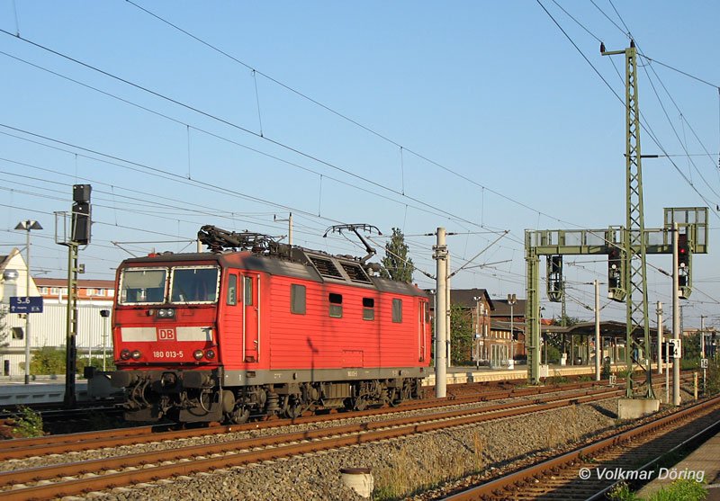 180 013 bei Durchfahrt durch Heidenau in Richtung Dresden - 21.09.2006
