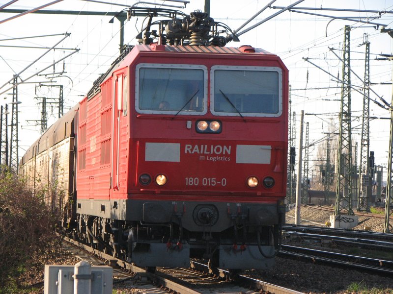 180 015-0 mit Gterzug Richtung Tschechien im Gleisdreieck vor dem Dresdner-HBF unterwegs.4.04.07