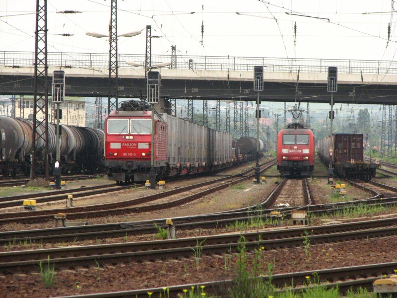 180 015-0 wartet mit einem Gterzug auf Ausfahrt whrend 145 008-9 mit ihrem Gterzug Dresden Friedrichstadt erreicht.24.05.08. 