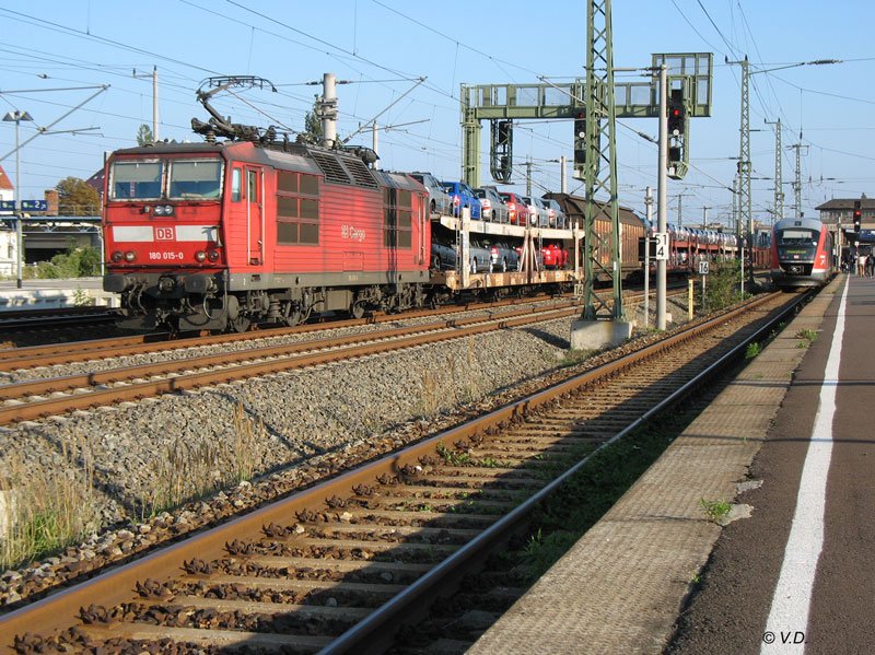 180 015 bringt Skodas aus Tschechien; im Hintergrund Desiro 642 536 der Mglitztalbahn Heidenau - Altenberg; 21.09.2006

