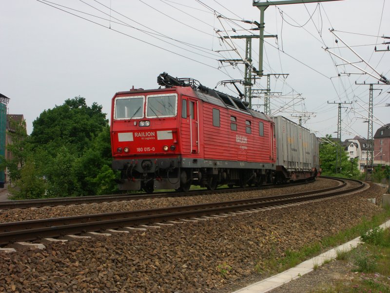 180 015 mit Gterzug in Richtung Staatsgrenze.
