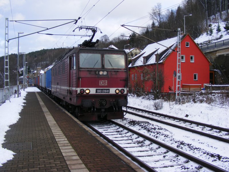 180 016-8 mit einem Containerzug am 22.11.2008 in Knigstein.