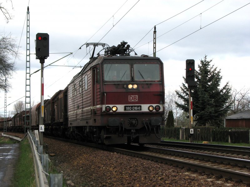 180 016-8 ist mit einem gemischten G�terzug Richtung Dresden-Friedrichstadt unterwegs.22.03.08.