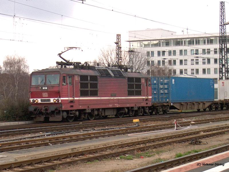 180 016-8 zieht einen Containerzug in Richtung Tschechien (Dresden Hbf. 02.04.03)
