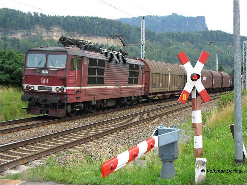 180 016 immer noch in Farbgebung Deutsche Reichsbahn (die seit 13 Jahren nicht mehr existiert) kommt mit einem Gterzug aus Tschechien durch die Schsische Schweiz - 28.06.2006
