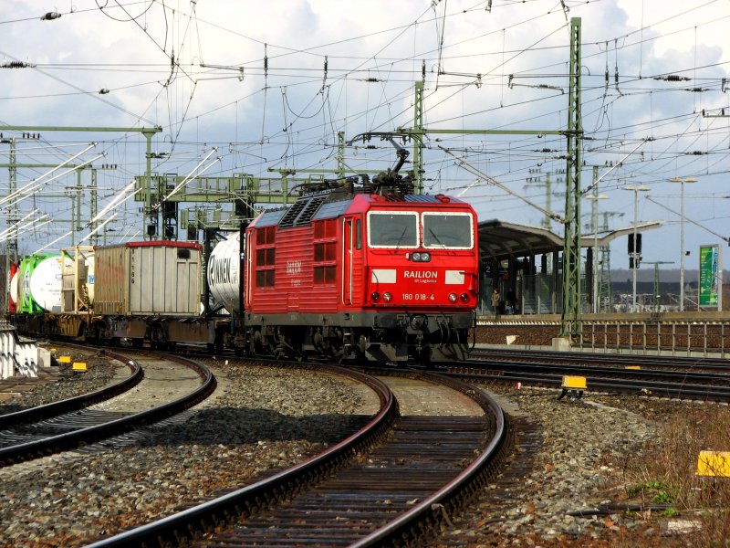 180 018-4 mit einem Containerzug ist Richtung Decin unterwegs.29.03.08.