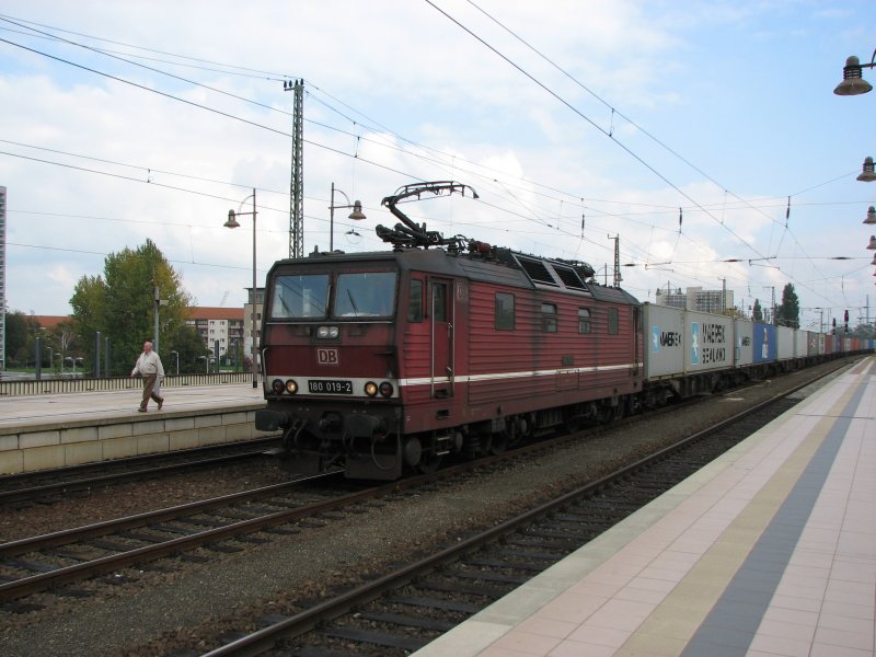 180 019-2 mit Containerzug durchfhrt den Dresdner-HBF wegen Bauarbeiten.06.10.07.
