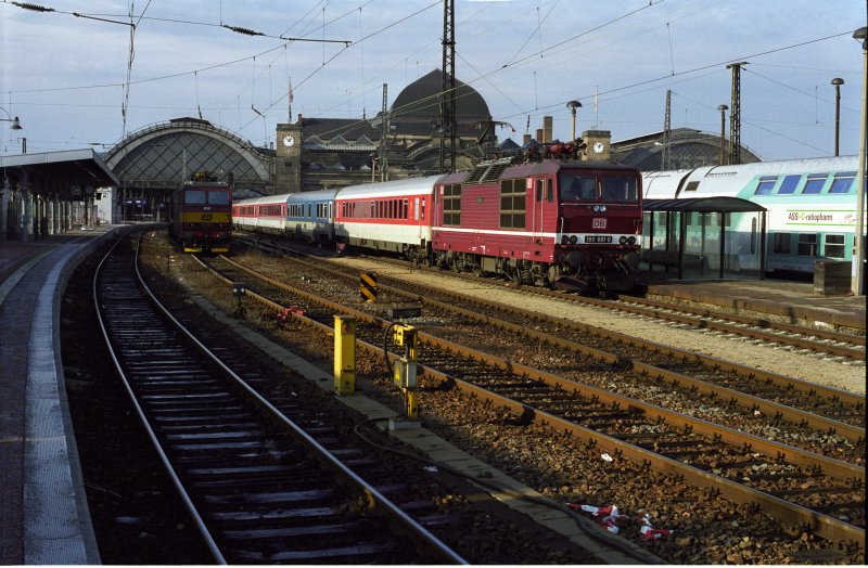 180001 verlaesst Dresden Hauptbahnhof mit dem EC175 am 24. Januar 1999.