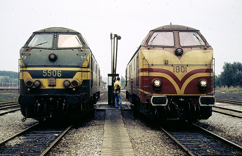 1801 und ihre Schwesterlok 5506 an der Tankstelle von Gouvy (B) 10-1991
