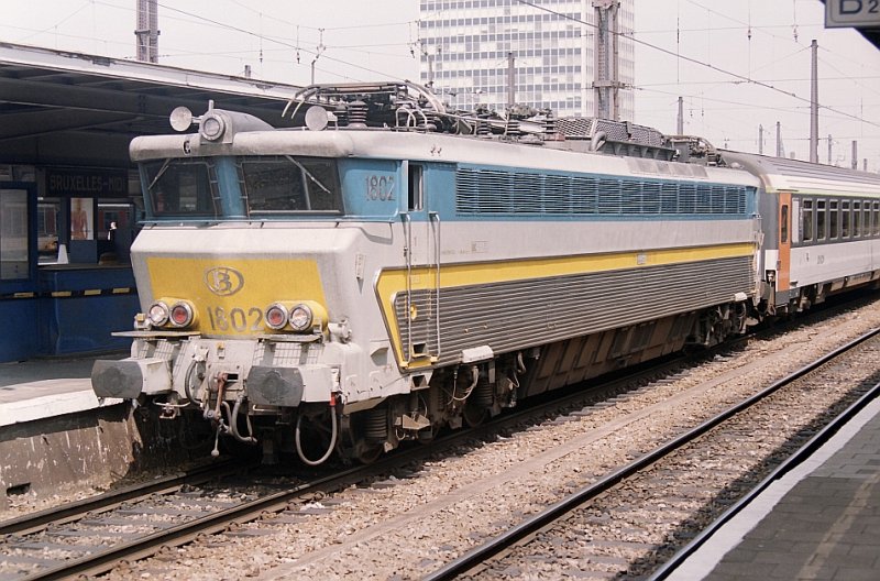 1802 mit D-Zug nach Paris-Nord fotografiert in Brussel-Zuid am 20-05-1995.