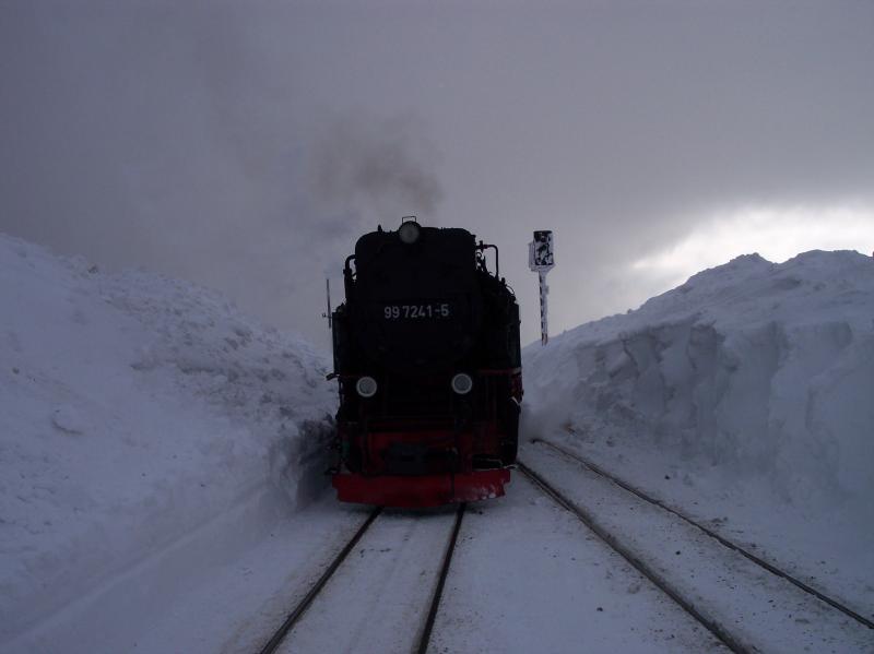 18.02.05 HSB 997241-5 an der Bahnhofsausfahrt Brocken.