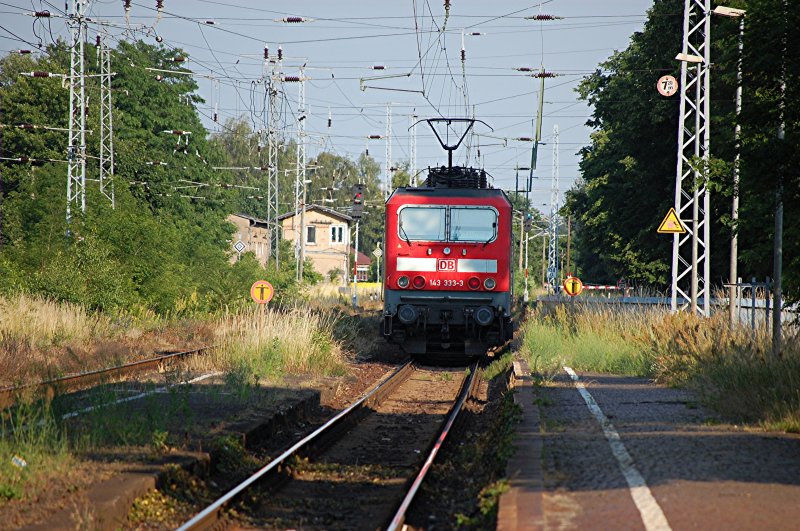 18.06.2008 143 333-3 verl�sst den Bhf. Bad Liebenwerda Richtung Cottbus.