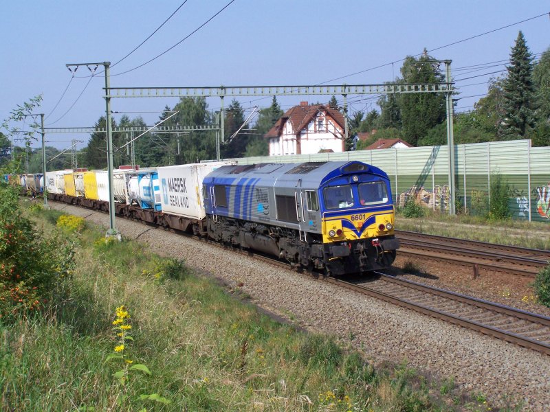 18.08.07, ERS 6601 fhrt mit einem Containerzug grade durch Weddel in richtung Magdeburg.