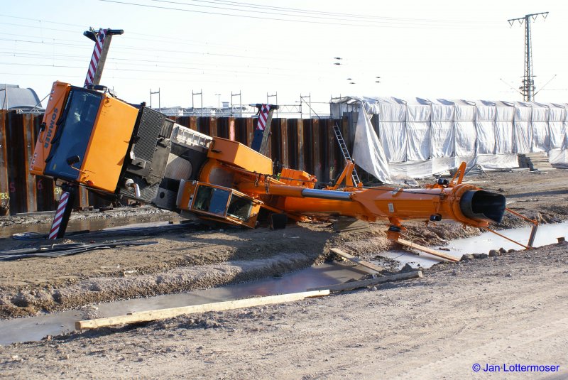 18.09.2008. Auf dem Weg zum Miniatur - Wunderland in Hamburg war mir dieser Anblick eine Vollbremsung wert! Auch auf einer DB-Baustelle kommt mal was in Schieflage! Dar der Ausleger �ber die Parallel verlaufende Stra�e lag wurde er kurzerhand abgetrennt! Schade um den augenscheinlich neuen Kran!!! So wie der hintere Teil samt St�tze versoffen ist k�nnte ich mir vorstellen, das der Untergrund durch das Spundwand setzen untersp�lt(verfl�ssigt) wurde?!