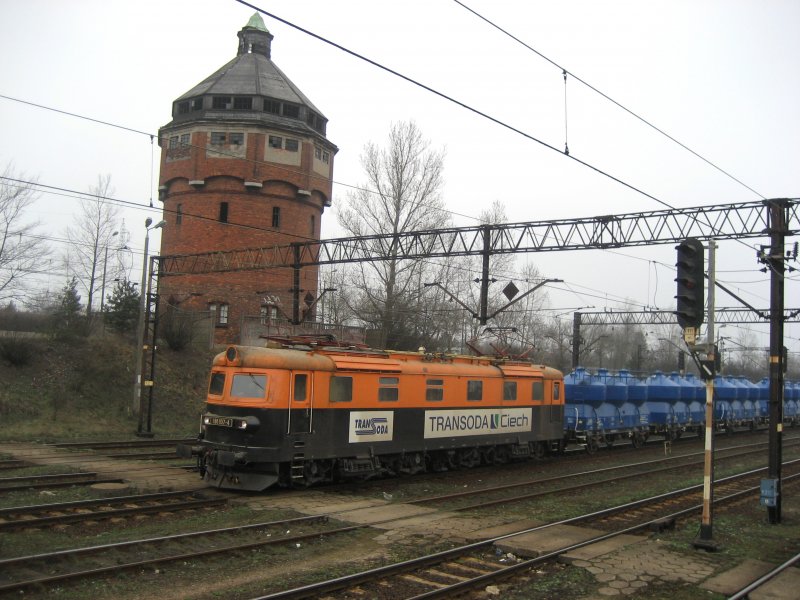 181 107-4 von der TRANSODA mit einem Silowagenzug am 05.04.2009 in Bydgoszcz Wschd.