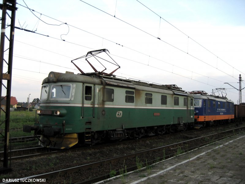 181 116-5 und 181 121-5 fahren mit einem G�terzug am 06.08.2007 durch Maksymilianowo in Richtung Gdańsk.