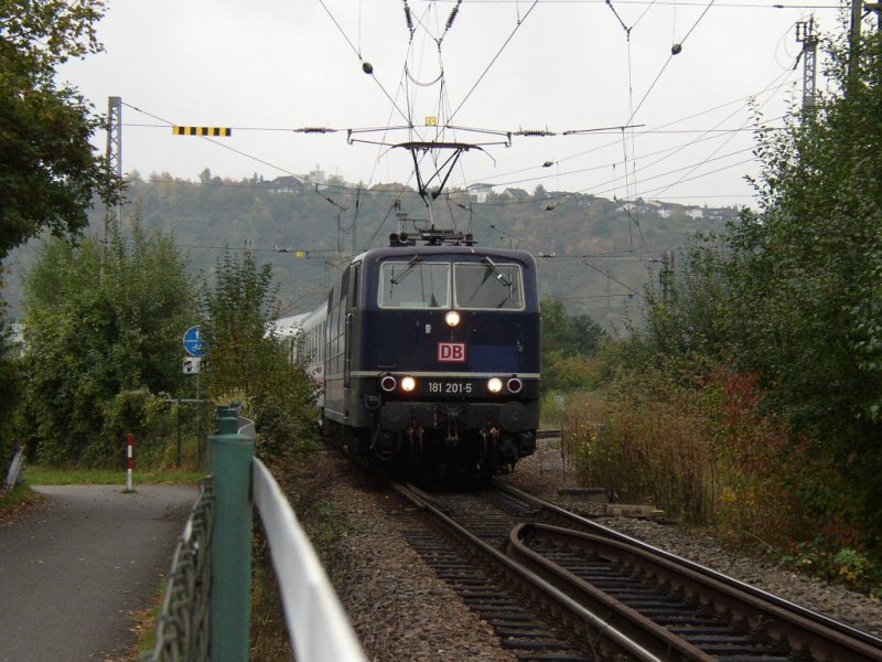 181 201-5 war soeben mit IC 434 (Norddeich Mole - Dsseldorf - Trier - Luxemburg) durch den Bahnhof  Kreuz Konz  gefahren. 03.10.07