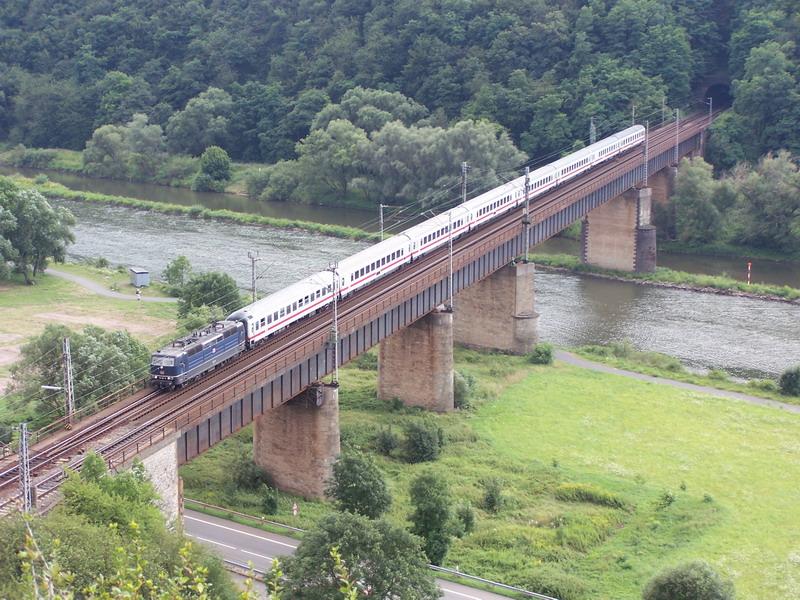 181 201, eine der beiden letzten blauen 181er, berquert am 04.08.05 die Moselbrcke in Ediger-Eller mit einem IC Richtung Koblenz. 