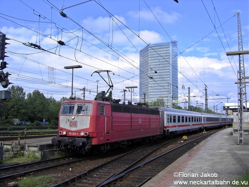 181 203 vor IC 2055 von Saarbrcken nach Frankfurt bei der Ausfahrt aus Mannheim Hbf(8.05.2005).