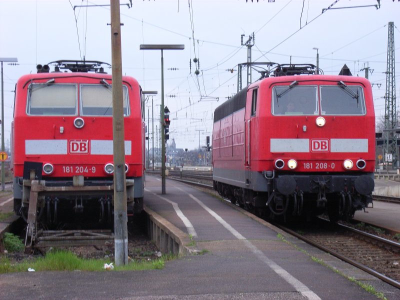 181 204 - 9 steht abgestellt am Karlsruher HBF whrend 181 208-0 an den EC nach Paris EST fhrt