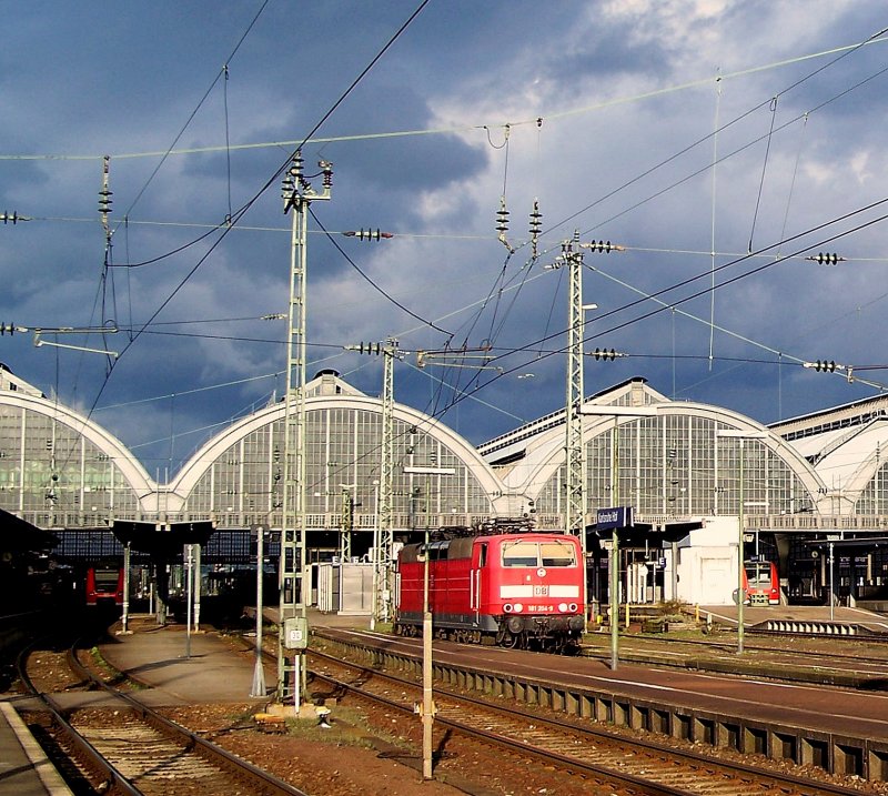 181 204 steht fr den abendlichen EC nach Strabourg abgebgelt im Karlsruher HBF. Links und rechts sieht man die Auswirkungen der VRN S-Bahn: Rechts ein ET 425 als S3 nach Germersheim, links ein ET 425 als RB 2 nach Mannheim - die RB 2 soll ab 2011 als S-Bahn verkehren, 25.03.2008.