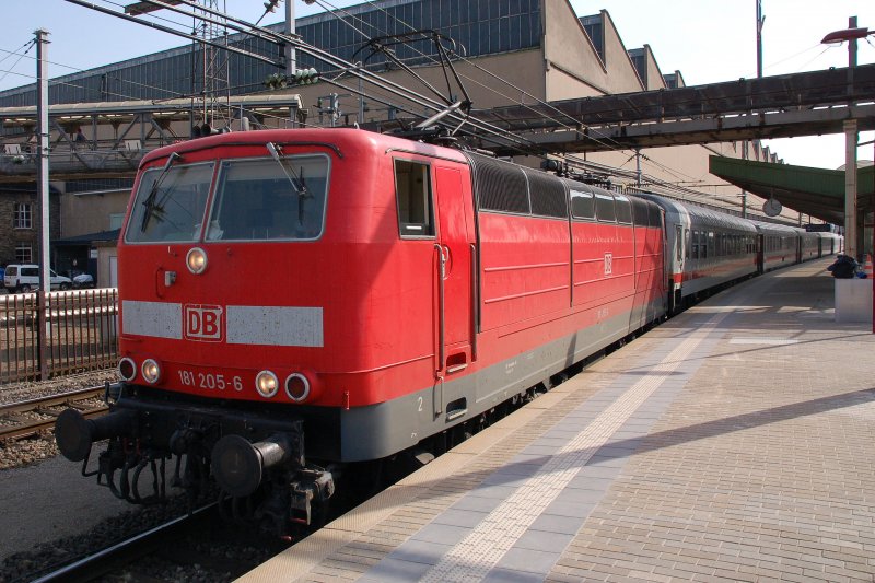 181 205-6 am 13.04.2007 im Bahnhof Luxemburg/Luxembourg. 