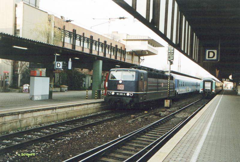 181 205-6 am 4-4-2002 im Bahnhof Trier