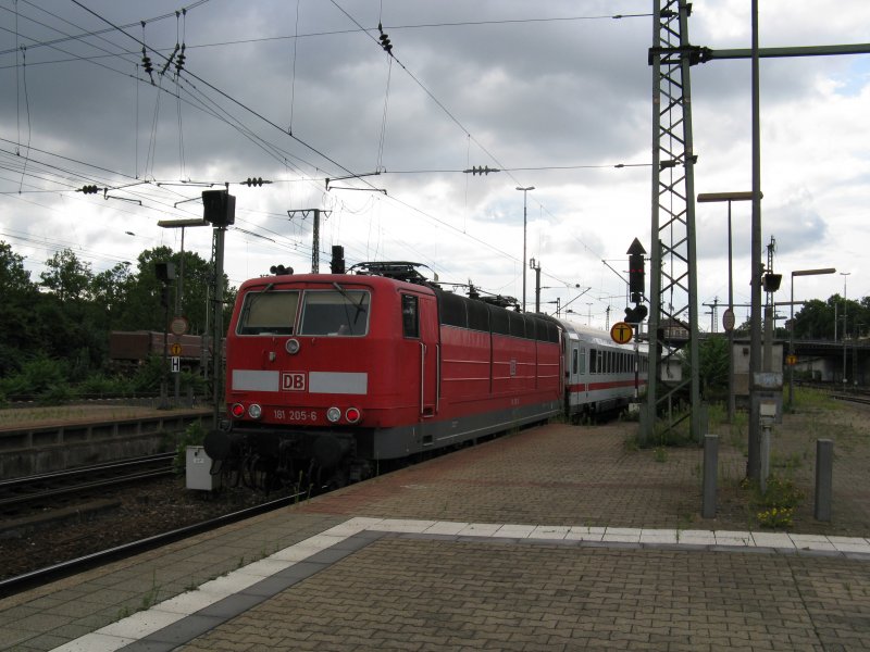 181 205-6 mit IC als Ersatzzug von ICE9552 von Frankfurt(Main)Hbf nach Saarbrcken Hbf.Am 01.08.08 bei der ausfahrt in Mannheim Hbf.