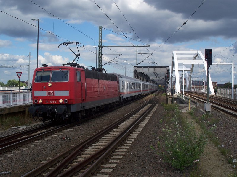 181 205 (diese Lok zog nebenbei auch den letzten Frankreich EC nach Frankfurt) kurz vor Ludwigshafen Mitte.