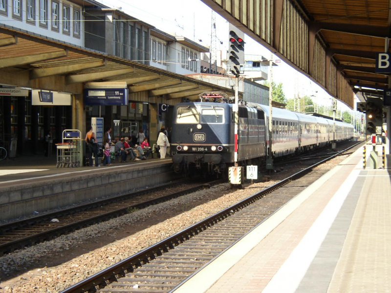 181 206-4 mit IC 436 von Emden nach Luxembourg in Trier Hauptbahnhof.     02.05.07 

Wen es nicht auffllt: Vorne auf der Lok ist noch das alte Bundesbahn Logo drauf.