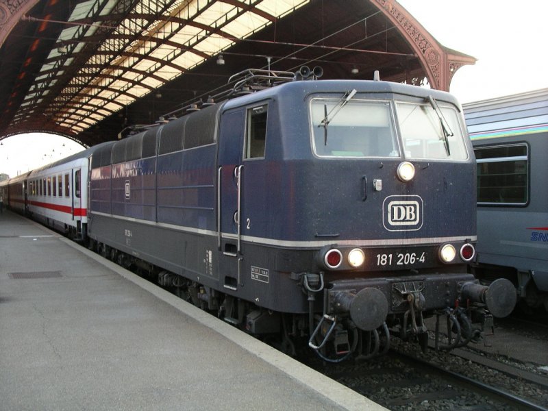 181-206 ist gerade mit EC60 aus Stuttgart kommend im Straburger Hauptbahnhof eingefahren.

14.07.2005 Strasbourg