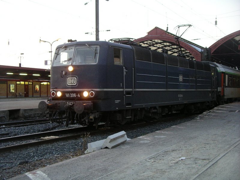 181-206 im Straburger Hauptbahnhof abfahrbereit vor EC 263 Orient-Express Richtung Osten am Abend des 14.07.2005

14.07.2005 Strasbourg