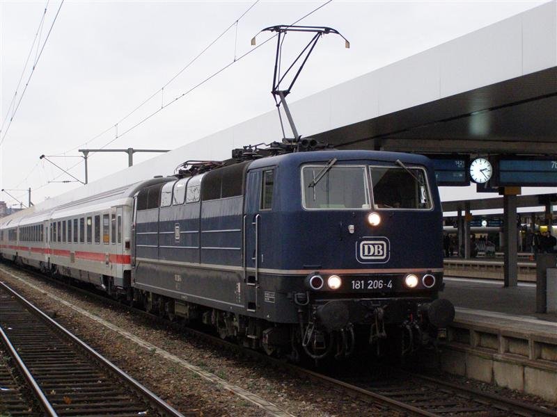 181 206 vor einem EC nach Frankfurt/Main im Mannheimer HBF.
