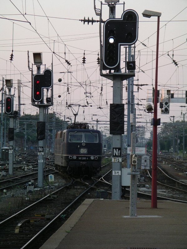 181-206 zwischen franzsischen Lichtsignalen im nrdlichen Gleisfeld  des Straburger Hauptbahnhofs.

14.07.2005 Strasbourg