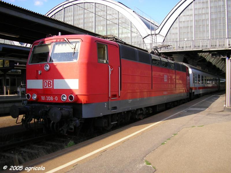 181 208-0 wartet im Karlsruher Hauptbahnhof vor dem EC 166 Stuttgart Hbf - Strabourg auf grnes Licht zur Abfahrt. Die Lok wurde kurz vorher angekoppelt. (9.8.2005)